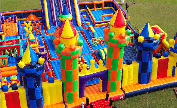 Parque inflável gigante chega ao CenterVale Shopping com diversão para toda a família