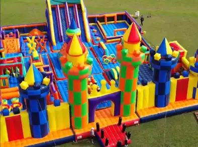 Parque inflável gigante chega ao CenterVale Shopping com diversão para toda a família