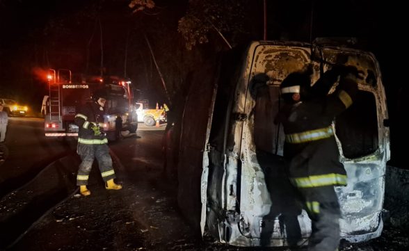 Ambulância da Prefeitura de Ubatuba pega fogo na Oswaldo Cruz 