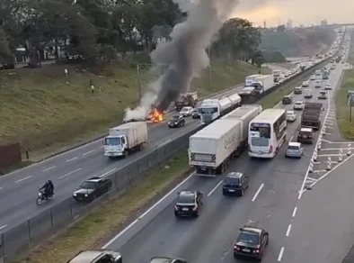 Carro pega fogo na Dutra em São José e causa 3 km de congestionamento 
