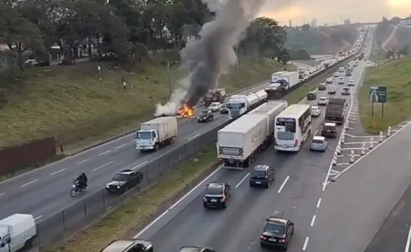 Carro pega fogo na Dutra em São José e causa 3 km de congestionamento 