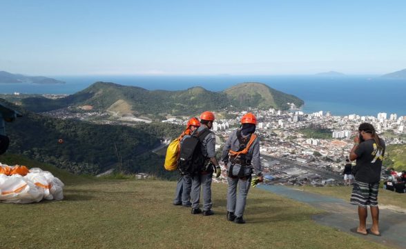 Piloto de asa-delta morre após queda no Morro Santo Antônio em Caraguatatuba