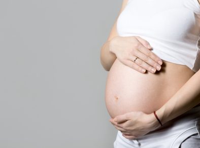 Pesquisa brasileira encontra microplásticos em cordões umbilicais de bebês recém-nascidos