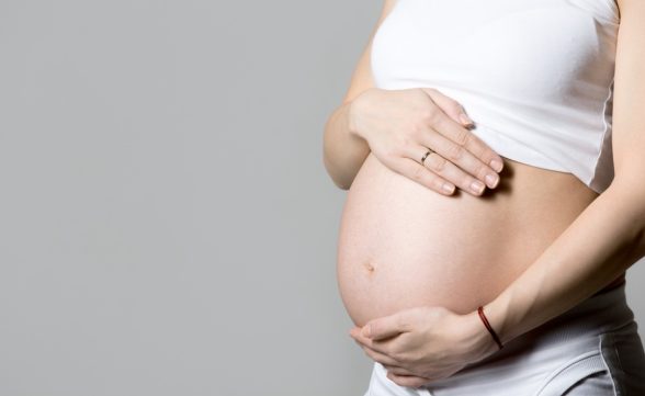 Pesquisa brasileira encontra microplásticos em cordões umbilicais de bebês recém-nascidos