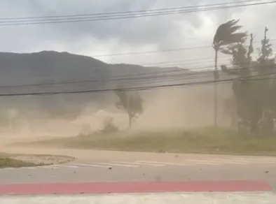 Fortes rajadas de vento causam tempestade de areia em Ubatuba