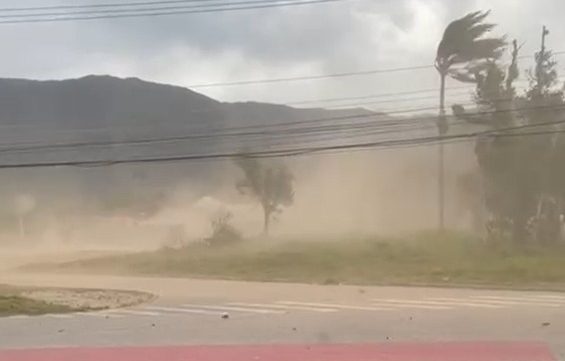 Fortes rajadas de vento causam tempestade de areia em Ubatuba