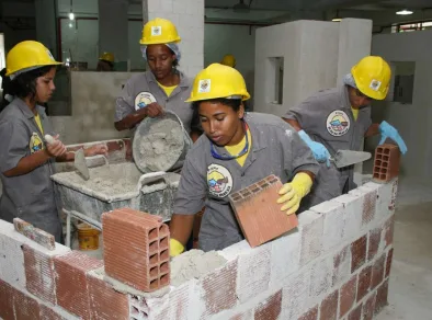 Mulheres na construção civil: São José lança programa gratuito de capacitação