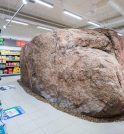 Conheça o supermercado que tem uma rocha gigante no meio