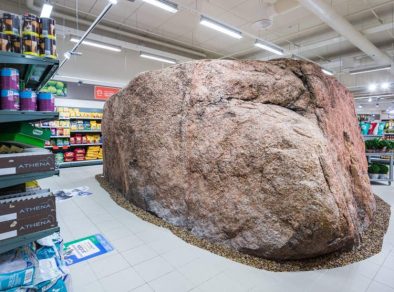 Conheça o supermercado que tem uma rocha gigante no meio