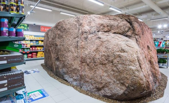 Conheça o supermercado que tem uma rocha gigante no meio