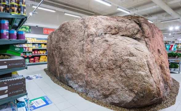 Conheça o supermercado que tem uma rocha gigante no meio