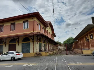 Ciclista morre após ser atropelado por trem em Pindamonhangaba