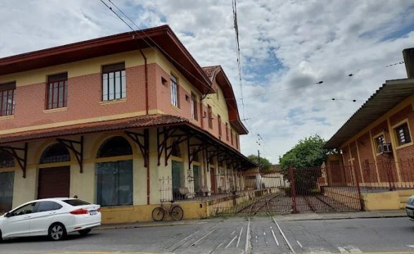 Ciclista morre após ser atropelado por trem em Pindamonhangaba