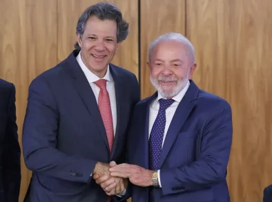 Governo lança plano de R$ 30 bilhões para empresas atingidas pelo “tarifaço” dos EUA