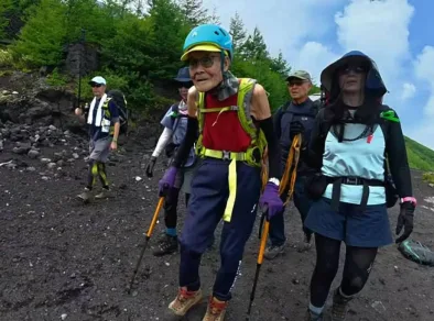 Japonês de 102 com doença cardíaca se torna o mais velho a escalar o Monte Fuji