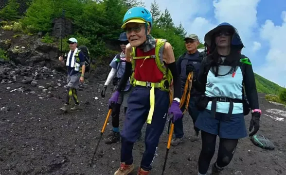 Japonês de 102 com doença cardíaca se torna o mais velho a escalar o Monte Fuji
