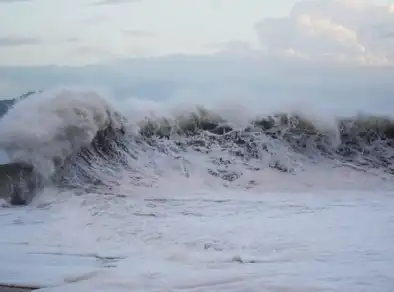 Marinha emite alerta de ressaca com ondas de até 2,5 metros no Litoral Norte
