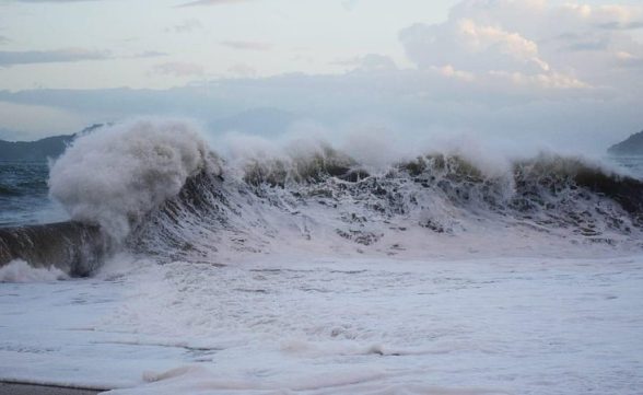 Marinha emite alerta de ressaca com ondas de até 2,5 metros no Litoral Norte