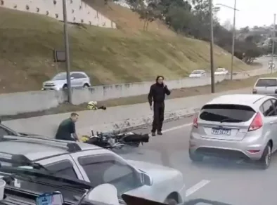 Acidente deixa motociclista ferido na Av Mário Covas em São José