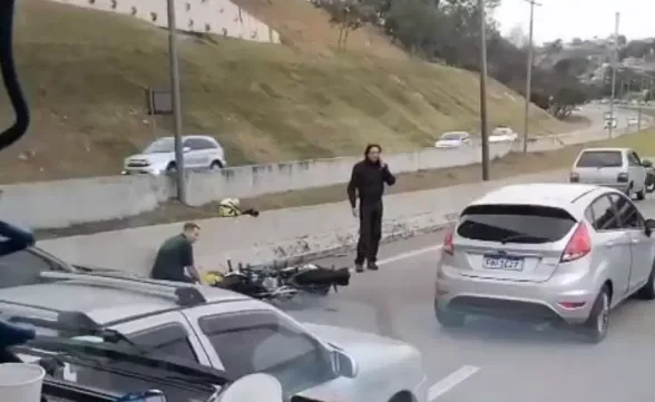 Acidente deixa motociclista ferido na Av Mário Covas em São José