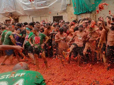 Milhares de pessoas se enfrentam na maior “Guerra de Tomate” na Espanha