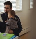 Licença-paternidade de 5 dias é alvo de críticas; pediatras lutam por…