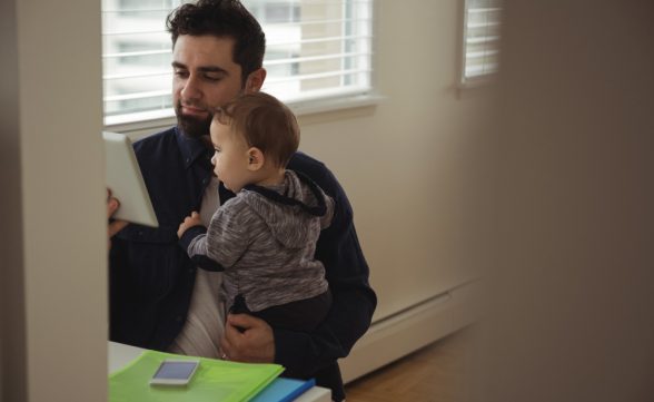 Licença-paternidade de 5 dias é alvo de críticas; pediatras lutam por ampliação