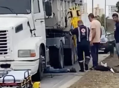 Motociclista vai parar embaixo de caminhão após acidente na Zona Oeste de São José 