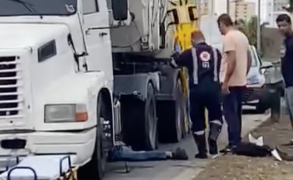 Motociclista vai parar embaixo de caminhão após acidente na Zona Oeste de São José 