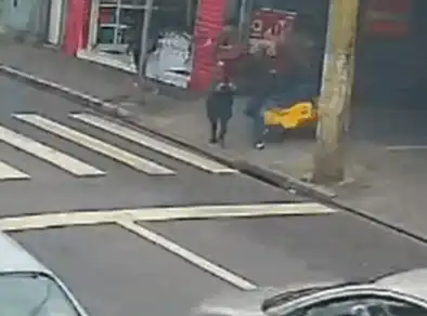 Veja o momento que homem tenta sequestrar a criança na região central