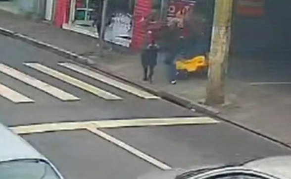 Veja o momento que homem tenta sequestrar a criança na região central