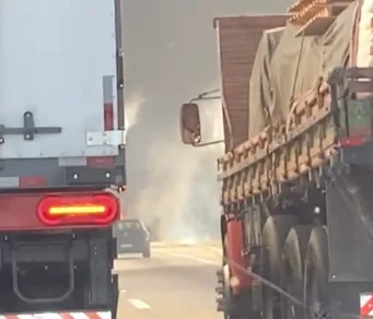 Vídeo | Caminhão em chamas interdita rodovia Presidente Dutra em Jacareí nesta terça (12)
