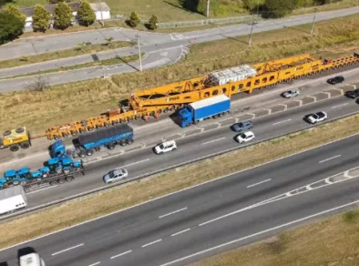 Problema mecânico adia transporte de nova carga especial que pesa 800 toneladas pela Dutra