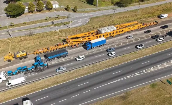 Problema mecânico adia transporte de nova carga especial que pesa 800 toneladas pela Dutra