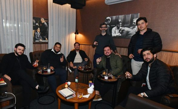 Sommelier de charutos árabe inaugura primeiro Cigar Lounge do Vale