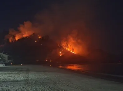 Incêndio atinge área de 76 mil m² na Praia da Tabatinga em Ubatuba
