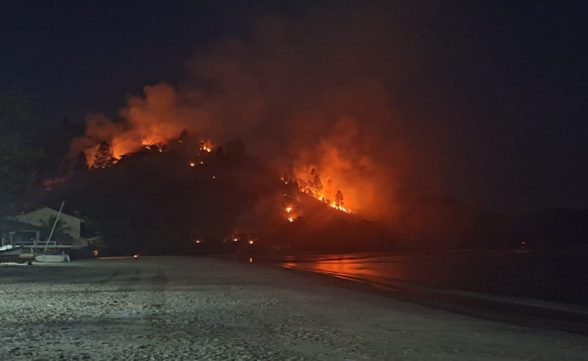 Incêndio atinge área de 76 mil m² na Praia da Tabatinga em Ubatuba