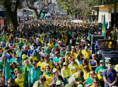 Manifestantes vão as ruas em defesa de Bolsonaro neste domingo (03)