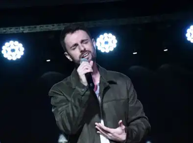 Cientista de SJC é finalista do maior campeonato de karaokê do Brasil