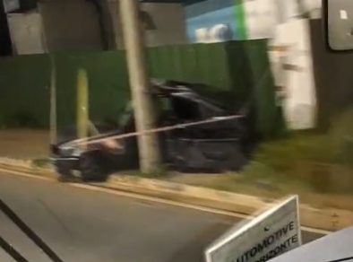 Motorista perde o controle do carro, bate em poste e morre após acidente em São José