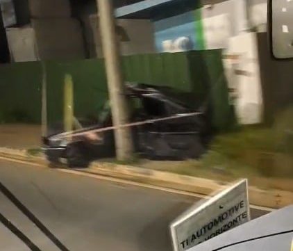 Motorista perde o controle do carro, bate em poste e morre após acidente em São José