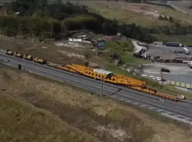 Com 845 toneladas, passagem da maior carreta da história é retomada nesta segunda (11) na Dutra