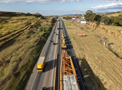 Após problema mecânico, carga especial que pesa mais de 800 toneladas volta a trafegar na Dutra