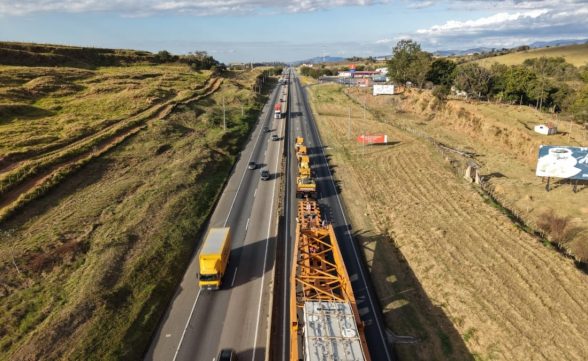 Após problema mecânico, carga especial que pesa mais de 800 toneladas volta a trafegar na Dutra