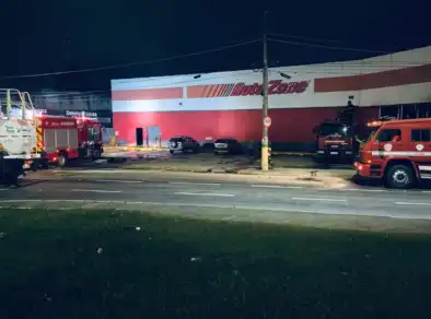 Incêndio atinge telhado de loja de autopeças na madrugada desta sexta (15) em Caraguatatuba