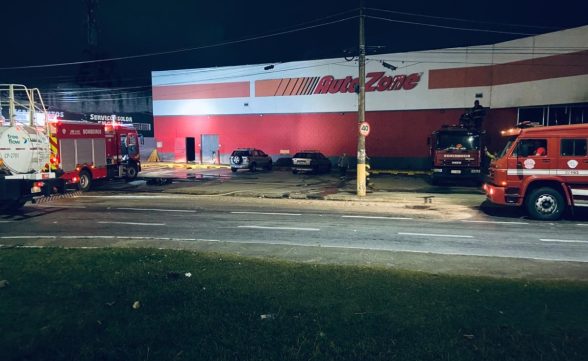 Incêndio atinge telhado de loja de autopeças na madrugada desta sexta (15) em Caraguatatuba