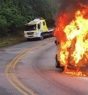 Kombi é destruída por incêndio na Rodovia Oswaldo Cruz