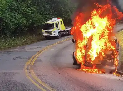 Kombi é destruída por incêndio na Rodovia Oswaldo Cruz