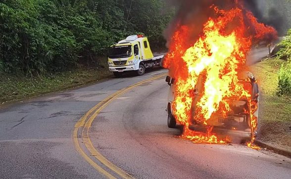 Kombi é destruída por incêndio na Rodovia Oswaldo Cruz