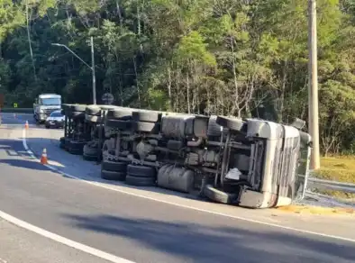 Carreta que carregava 36 toneladas de brita, tomba na Rodovia dos Tamoios em Caraguá